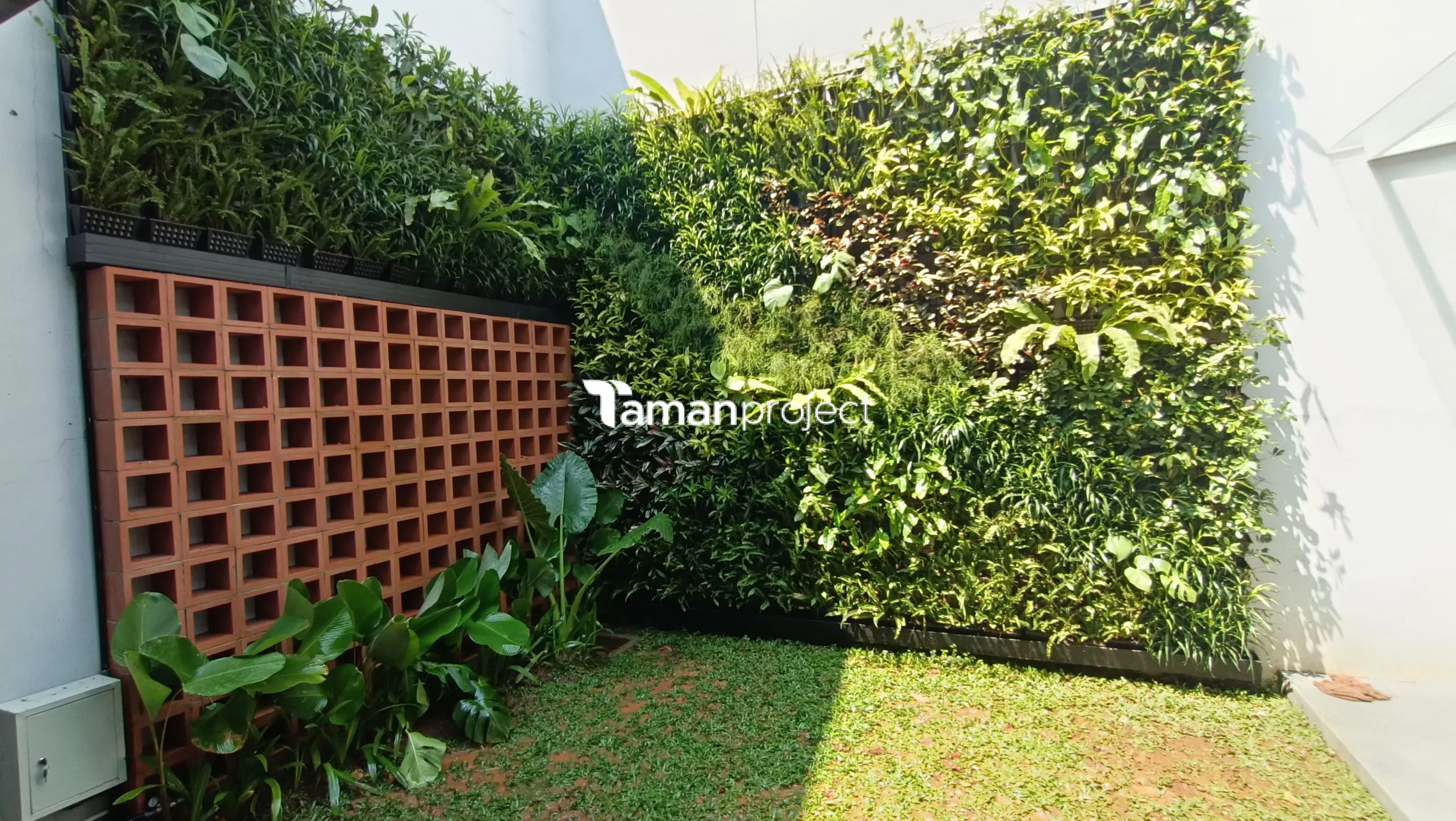 Proyek Vertical Garden Pot by Tamanproject | Ibu Natasha - Quanties BSD