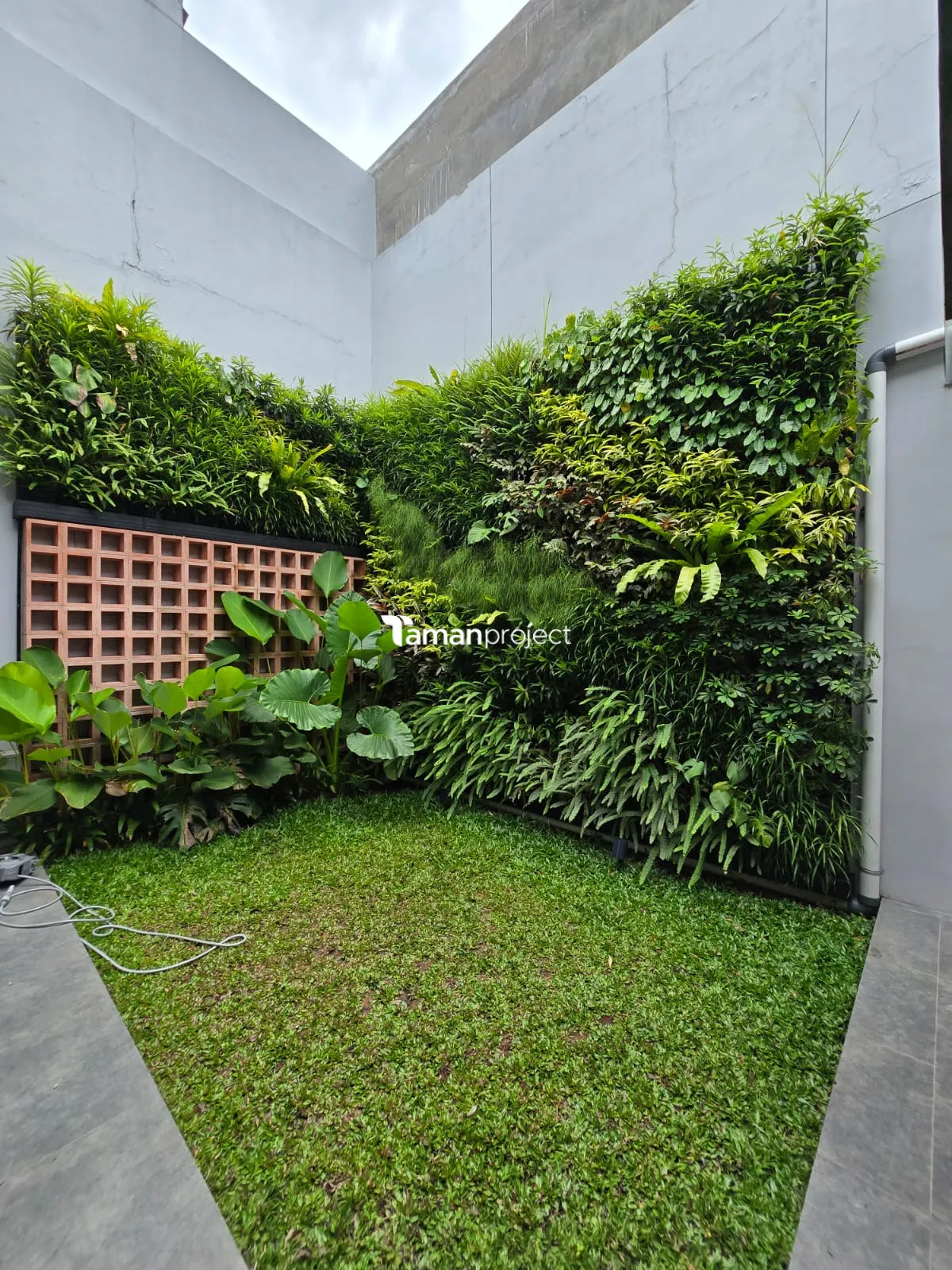 Proyek Vertical Garden Pot by Tamanproject | Ibu Natasha - Quanties BSD
