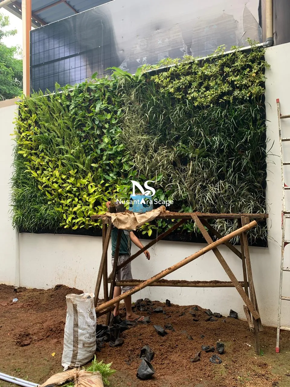 Proyek Vertical Garden Karpet Geotextile | Ibu Tisa - Green Andara - Foto Gallery 7