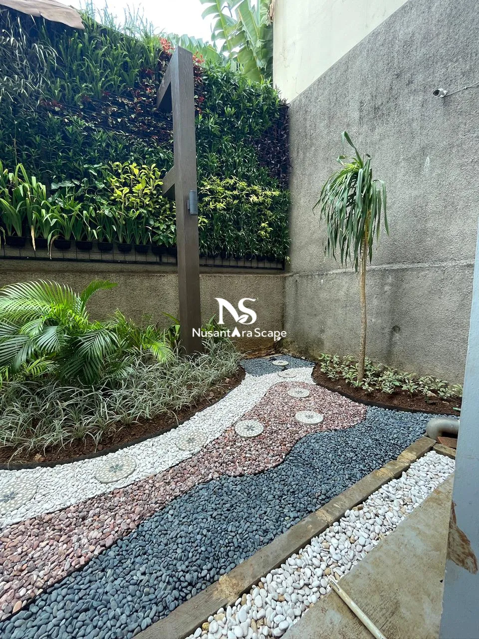 Proyek Vertical Garden Pot & Dry Tropical Garden - The Home Srengseng - Foto Gallery 7