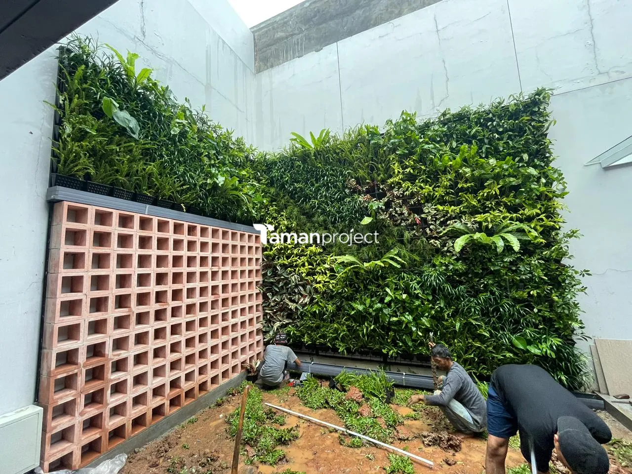 Proyek Vertical Garden Pot by Tamanproject | Ibu Natasha - Quanties BSD